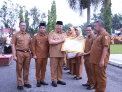 Walikota Solok Serahkan 3 Penghargaan Sekaligus ke Dinas Kominfo pada Apel Gabungan Perdana ASN Tahun 2024