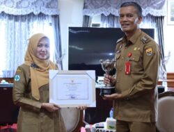 Lucyanel Arlym Serahkan Piagam Penghargaan APE Kementerian PPPA ke Pj Wako Pariaman