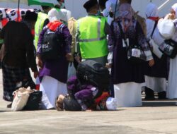 Sampai di BIM, Jamaah Kloter 9 Padang Langsung Lakukan Sujud Syukur