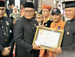 Gubernur Mahyeldi Terima Penghargaan dan Pin Emas Tokoh Masyarakat di Peringatan HJK Padang ke-355
