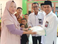 Kakan Kemenag Kota Padang Serahkan Bantuan Untuk 23 Muallaf