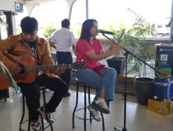 KAI Divre II Sumbar Manjakan Penumpang dengan Live Musik