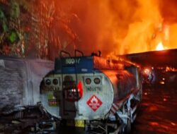 Mengalami Ledakan Hebat, Gudang Penampungan BBM Solar Terbakar