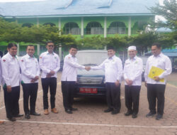 Kakanwil Kemenag Sumbar Serahkan Kendaraan Operasional ke MAN 2 Padang