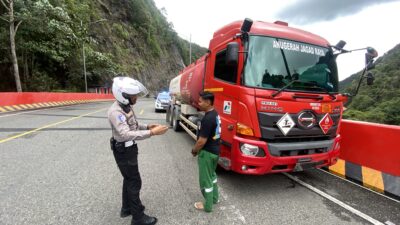 Sejumlah Kendaraan Parkir di Flyover Kelok Sembilan Ditertibkan Satlantas Polres Limapuluh Kota
