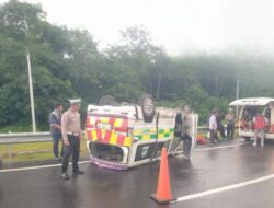 Kecelakaan Tunggal, Mobil Ambulans Terbalik di Jalan Tol Padang–Sicincin