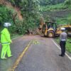 Tanah Longsor Tutup Akses Jalan Kabupaten Solok-Solsel
