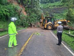 Tanah Longsor Tutup Akses Jalan Kabupaten Solok-Solsel