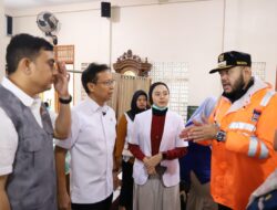 Pastikan Layanan Kesehatan Warga, Menkes Tinjau Posko Banjir Lubuk Minturun