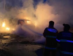 Grand Max Mengangkut Puluhan Galon Berisikan Solar Ilegal Terbakar