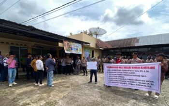 Tak Profesional, Puluhan Masyarakat Tuntut Wali Nagari Mundur