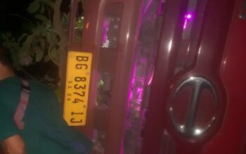 Truk Hino Terbalik Dini Hari, Sopir Tinggalkan TKP