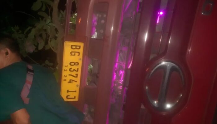 Truk Hino Terbalik Dini Hari, Sopir Tinggalkan TKP