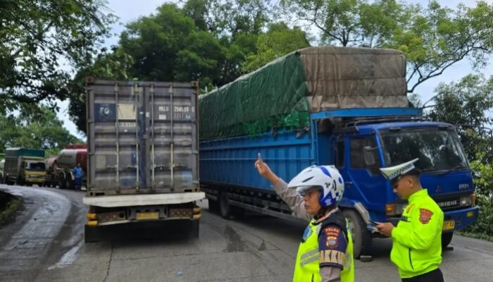 Jalur Padang-Solok Macet Parah, Akibat Truk Rusak di Kawasan Kelok Banto