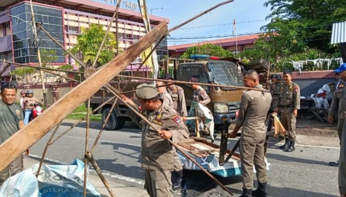 Satpol PP Padang Tertibkan Pos Ronda, Pangkalan Ojek dan Lapak PKL