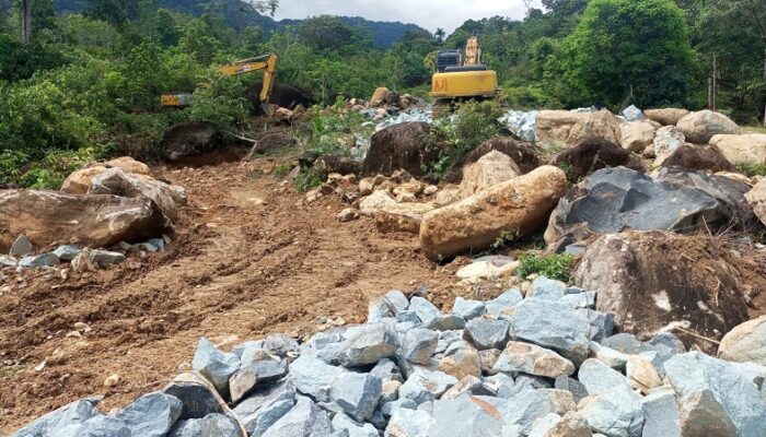 Warga Tolak Tambang, Dua Operator Alat Berat Terancam Sanksi Adat jika Ngotot Beroperasi