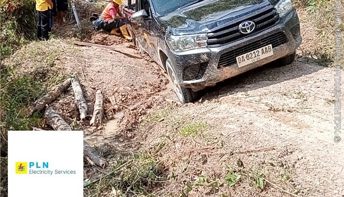 PLN Sijunjung Benahi Tiang Listrik Roboh di Jorong Tigo Jangko