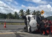 Kehilangan Kendali, Minibus Toyota Rush Terbalik di Tol Padang-Sicincin
