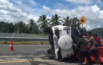 Kehilangan Kendali, Minibus Toyota Rush Terbalik di Tol Padang-Sicincin