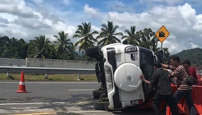 Kehilangan Kendali, Minibus Toyota Rush Terbalik di Tol Padang-Sicincin