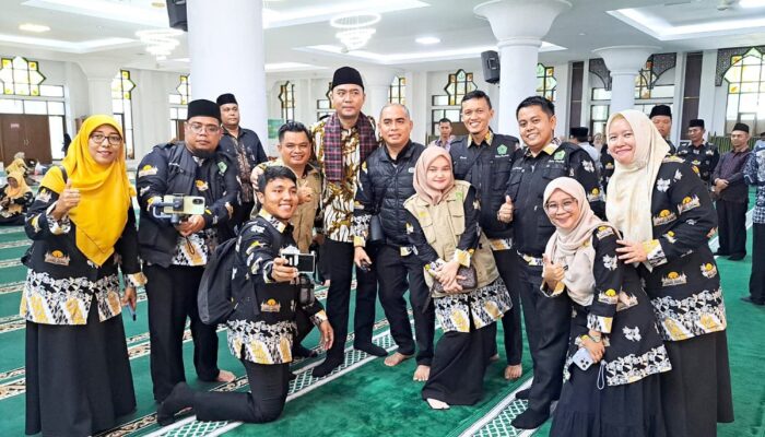 Kakan Kemenag Yasril Beri Penghargaan ke Tim Humas Atas Keberhasilan Publikasi Kunjungan Stafsus Menag RI