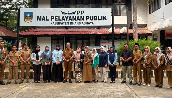 Sekda Medison Serahkan Penghargaan ASN Terbaik DPMPTSP, Apresiasi Keberhasilan Himpun CSR Rp 31,55 Miliar