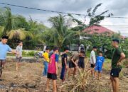 Jelang HUT RI ke-81, Warga RT 05 Kampung Baru Gunung Sarik Kompak Siapkan Lapangan Olahraga