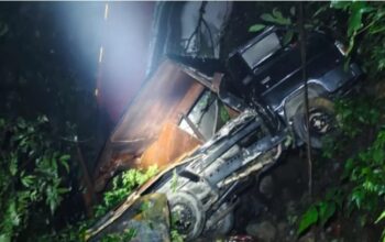 Diduga Supir Hilang Kendali, Truk Tronton Box Terperosok ke Jurang di Kawasan Sitinjau Lauik