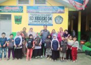 Ringankan Beban Wali Murid, Anggota DPRD Padang Pariaman, St Deddy Firmansyah Serahkan Bantuan 50 Seragam Sekolah Gratis untuk Murid SDN 04 Lubuk Alung