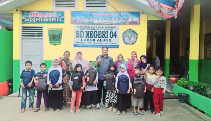 Ringankan Beban Wali Murid, Anggota DPRD Padang Pariaman, St Deddy Firmansyah Serahkan Bantuan 50 Seragam Sekolah Gratis untuk Murid SDN 04 Lubuk Alung